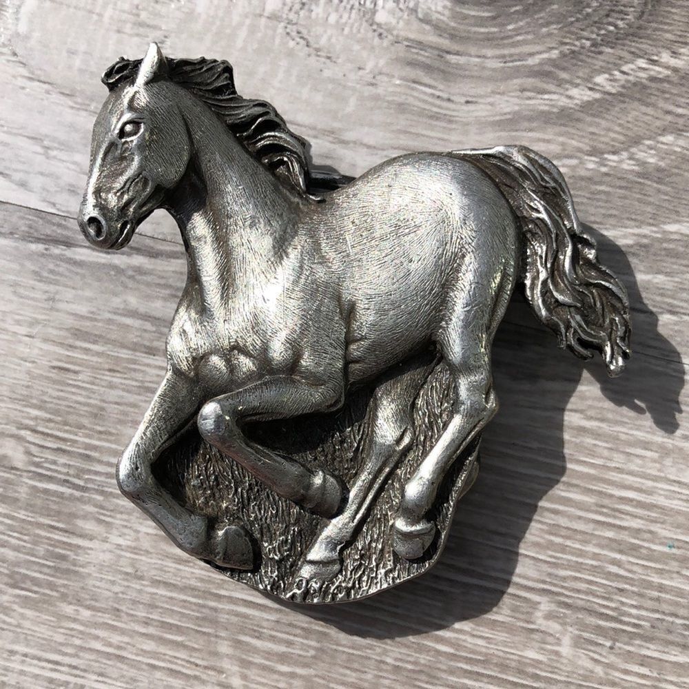 Horse belt buckle running 